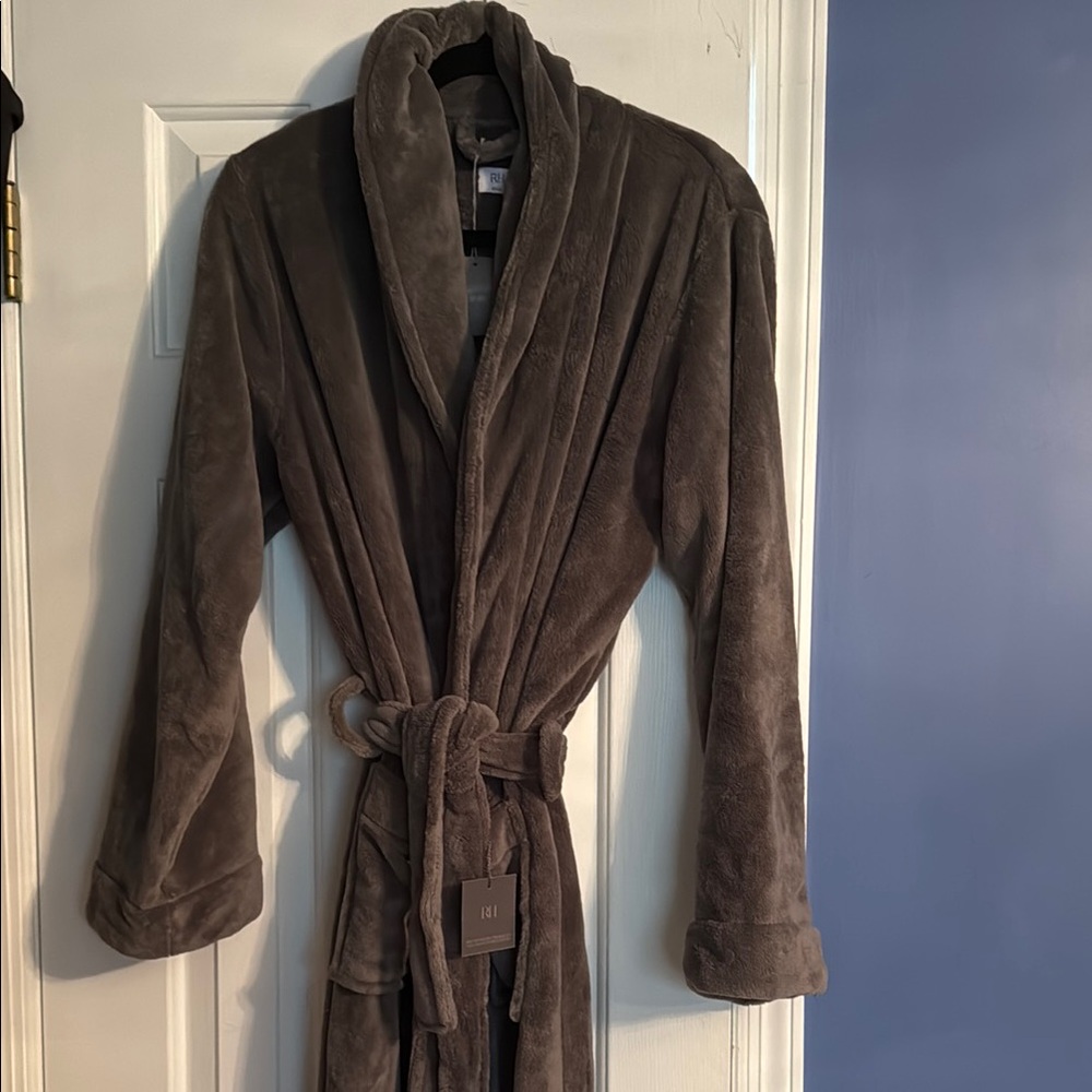RH Plush Gray Robe new - Picture 2 of 8
